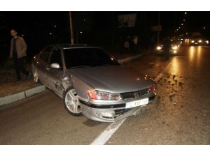 Otomobille Çarpışan Araç Metrelerce Sürüklendi