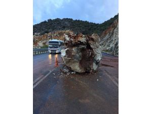 Demre- Kaş Karayoluna Kaya Düştü