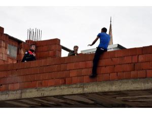 2 Bin Lira Borcu Yüzünden Çatıya Çıktı