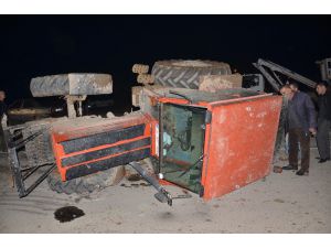 Otomobille Çarpışan Traktör Devrildi: 1 Yaralı