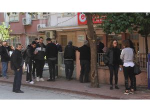 İntihar Eden Dans Şampiyonunun Arkadaşlarının Hüzünlü Bekleyişi