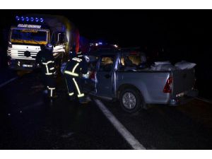Antalya'da Kamyonet İle Kamyon Çarpıştı: 1 Ölü, 2 Yaralı