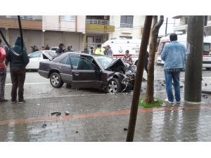 Hatay’da İki Otomobil Kafa Kafaya Çarpıştı: 5 Yaralı