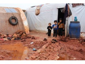 Suriye’deki Kamplar Çamur İçinde