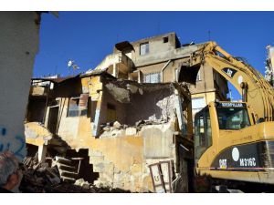 Akdeniz’de Metruk Binalar Yıkılıyor