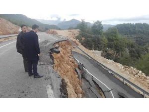Kumluca'da, Yağış Sonrası Yolda Heyelan