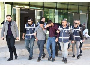 Soymak İstedikleri Marketin Sahibi Sopayla Kovaladı