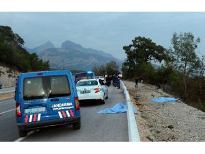 Motosikletiyle Bariyerlere Çarpan Sürücü Can Verdi
