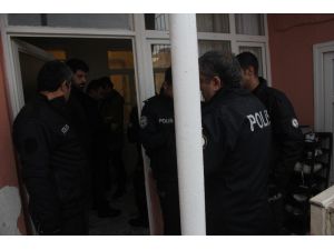 Karısını Çekiç Ve Bıçakla Öldürdü