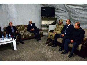 Bakan Yardımcısı Erdil Yılbaşında Görev Yapan Polisleri Ziyaret Etti