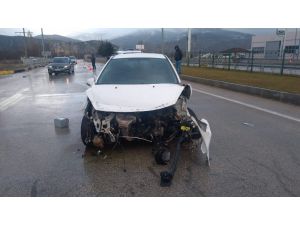 Otomobil Köprüdeki Bariyerlere Çarptı: 1 Yaralı