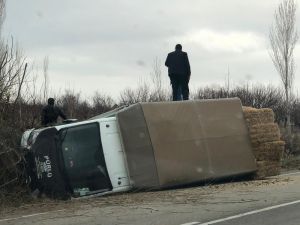 Virajı Almayan Balya Yüklü Kamyonet Devrildi