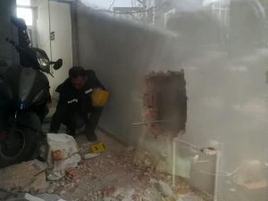 Kuyumcu Dükkanının Duvarını Balyozla Kırıp, 1 Milyon Liralık Altın Çaldılar