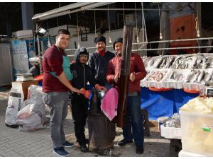 Isınmak İçin Açık Havada Soba Kurdular