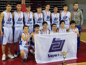 Genç Basketbolcuların Şampiyonluk Sevinci