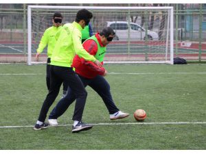 Gözlerini Bağlayıp Görme Engellilerle Maç Yaptılar