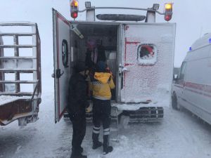 Yolda Mahsur Kalan Aile Paletli Kar Ambulansı İle Kurtarıldı