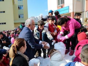 Erdemli Belediyesi’nden Öğrencilere Karne Hediyesi Kar Festivali