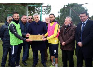 Başkan Çalık'tan Futbolculara Baklava