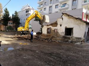 Osmaniye’de Suçlulara Yuva Olan Metruk Binalar Yıkılıyor
