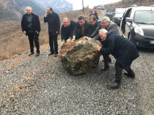 Yola Düşen Dev Kayayı İmece Usulü Kaldırdılar