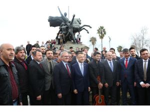 Cumhurbaşkanı Yardımcısı Oktay'dan Sokak Müzisyenine 100 Lira