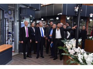 Vali Su, Çiçek Pasajı’nda İncelemelerde Bulundu