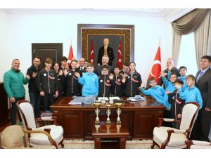 Vali’den Masa Tenisi Sporcularına Maç Talebi