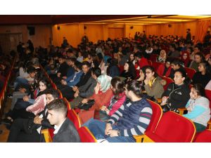 Adana’da Terör Polisi 450 Genci Tiyatroya Götürdü