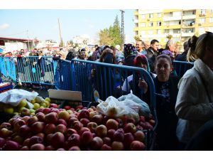 Adana’da Ucuz Meyve Ve Sebze Kuyruğu
