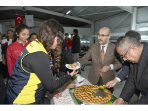 Vali Demirtaş’tan, Kürek Milli Takımı’na Tatlı