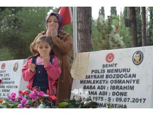 Okuma Yazma Öğrenip Yazdığı Mektubu Şehit Babasının Mezar Taşına Astı