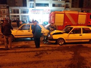Alkollü Sürücü Kırmızı Işıkta Bekleyen Otomobile Arkadan Çarptı