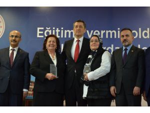 Bakan Selçuk Okul Yaptıran Hayırseverlere Plaket Verdi