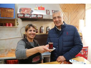 Mezitli’de Kahvehaneye Kadın Eli Değdi