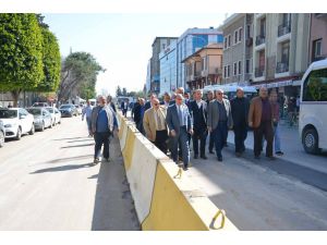 Adalet Sarayı Önünde Trafik Üç Şeritten Akıyor