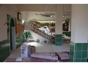 Hatay’da Toprak Kayması Sonucu Cami Duvarı Çöktü