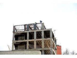 İnşaat İşçilerinin Tehlikeli Mesaisi