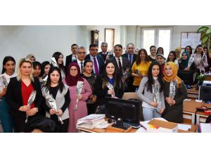 Adana Adliyesi’nde Kadınlara ‘8 Mart’ Karanfili