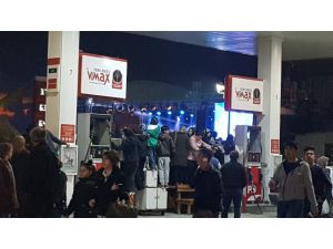 Murat Boz Konserini Petrol İstasyonu Pompasının Üzerinde İzlediler