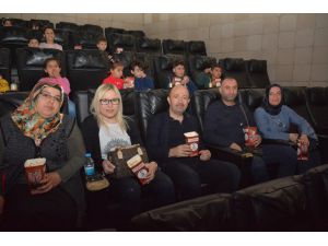 Kaymakam Uygur Öğrencilerle Sinemaya Gitti