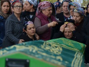 Cenazede Yürekleri Yaktılar