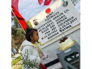 Şehit Kızı Doğum Gününü Babasının Mezar Başında Kutladı