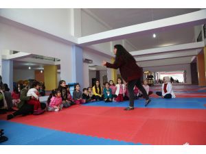 Erdemli’de Danışmanlar Minik Cimnastikçilerle Bir Araya Geldi