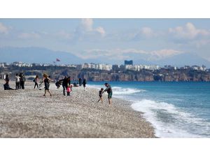 Antalya'da Sahiller Güneşli Hava İle Hareketlendi