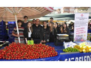 Pazarda Sebze Satan Öğrenciler, Duraklara Kütüphane Yapacak