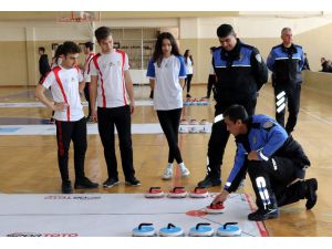 Polis Engelli Çocuklarla "Floor Curling" Oynadı