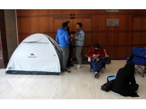 Tiyatro Bileti Alabilmek İçin Çadır Kurdu