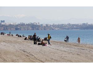 Antalya'da Sahillerde Güneşli Hava Yoğunluğu