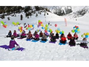 Kayak Merkezi İçin Leğenle Kayıp Karda Güreştiler